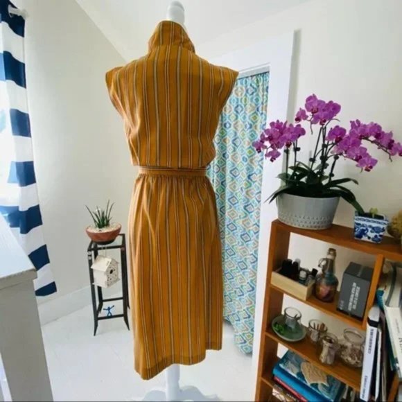 Vintage 1960s sleeveless shirt dress with belt (size XS) - Picture 4 of 7